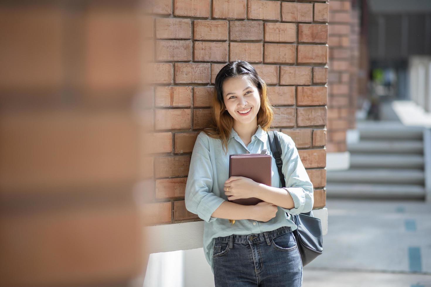 feliz jovem estudante universitário asiático. foto