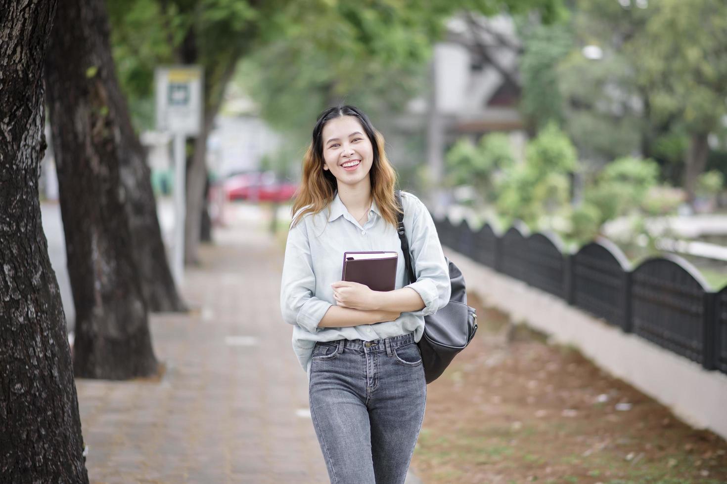 feliz jovem estudante universitário asiático. foto