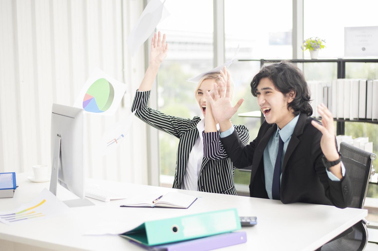 pessoas de negócios estão felizes com o sucesso dos negócios no escritório foto