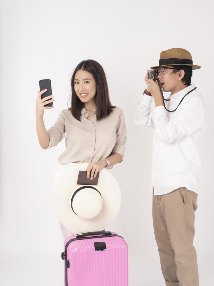 turistas de casal asiático estão desfrutando em fundo branco foto
