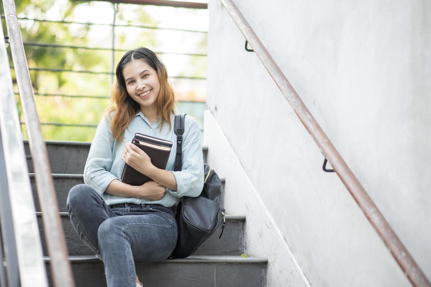 feliz jovem estudante universitário asiático. foto