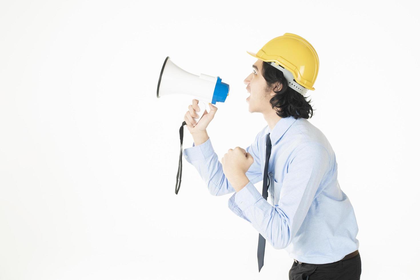 jovem engenheiro está anunciando com megafone foto