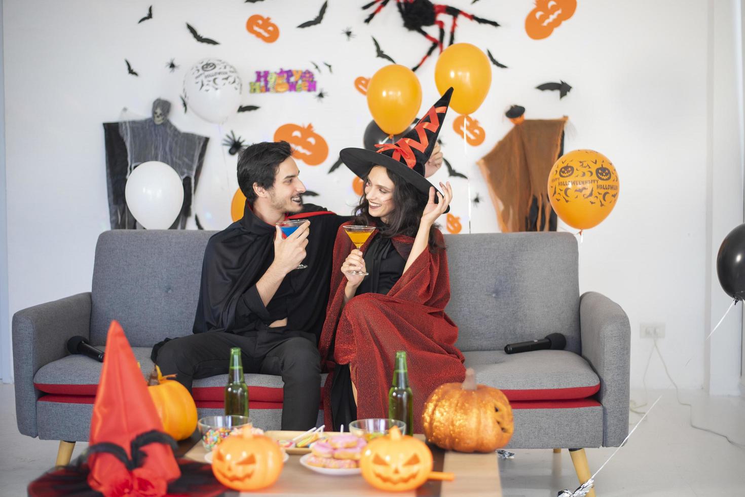 feliz casal de amor em trajes e maquiagem em uma celebração de halloween foto