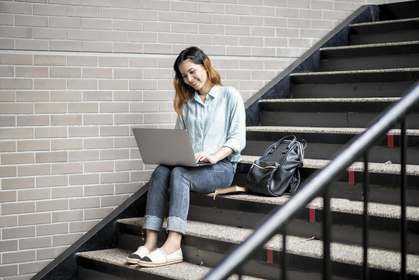 feliz jovem estudante universitário asiático. foto