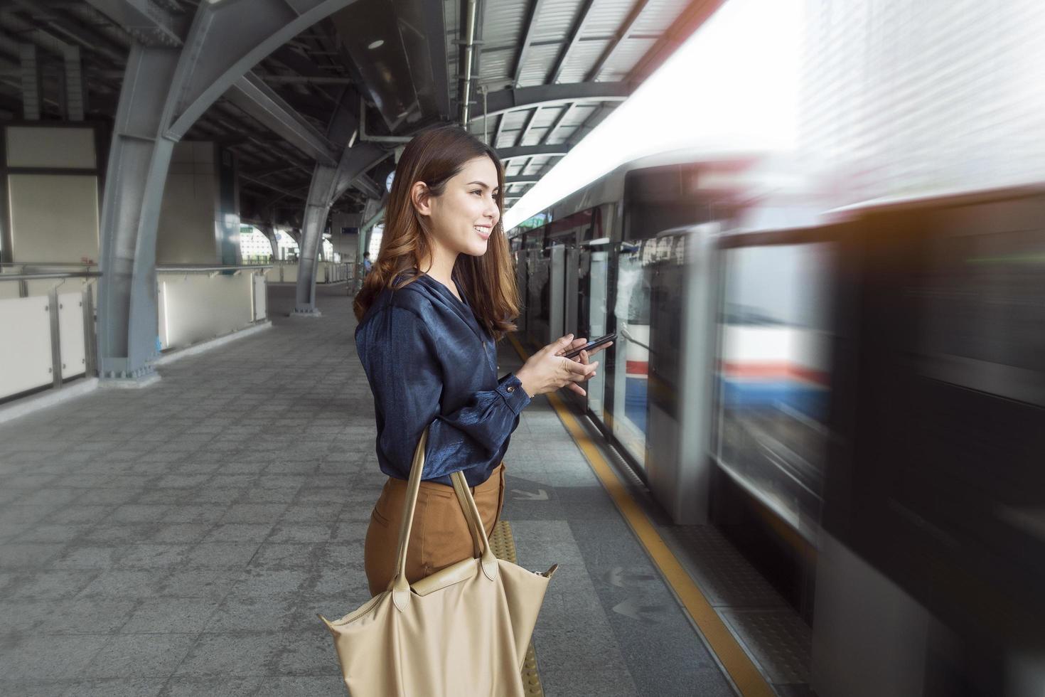 linda mulher de negócios no trem do metrô na cidade foto