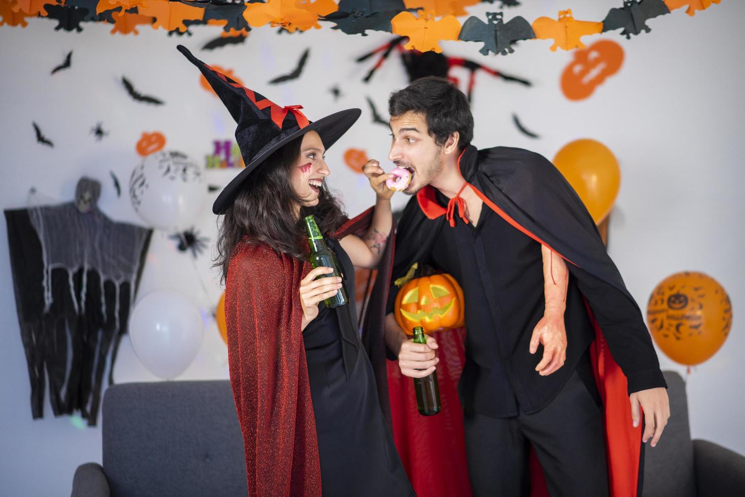 feliz casal de amor em trajes e maquiagem em uma celebração de halloween foto