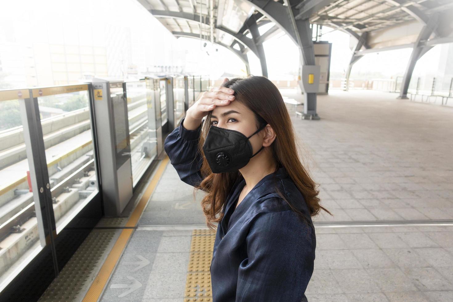 linda mulher usando máscara anti-poeira protege a poluição do ar e pm 2.5 na cidade de rua foto