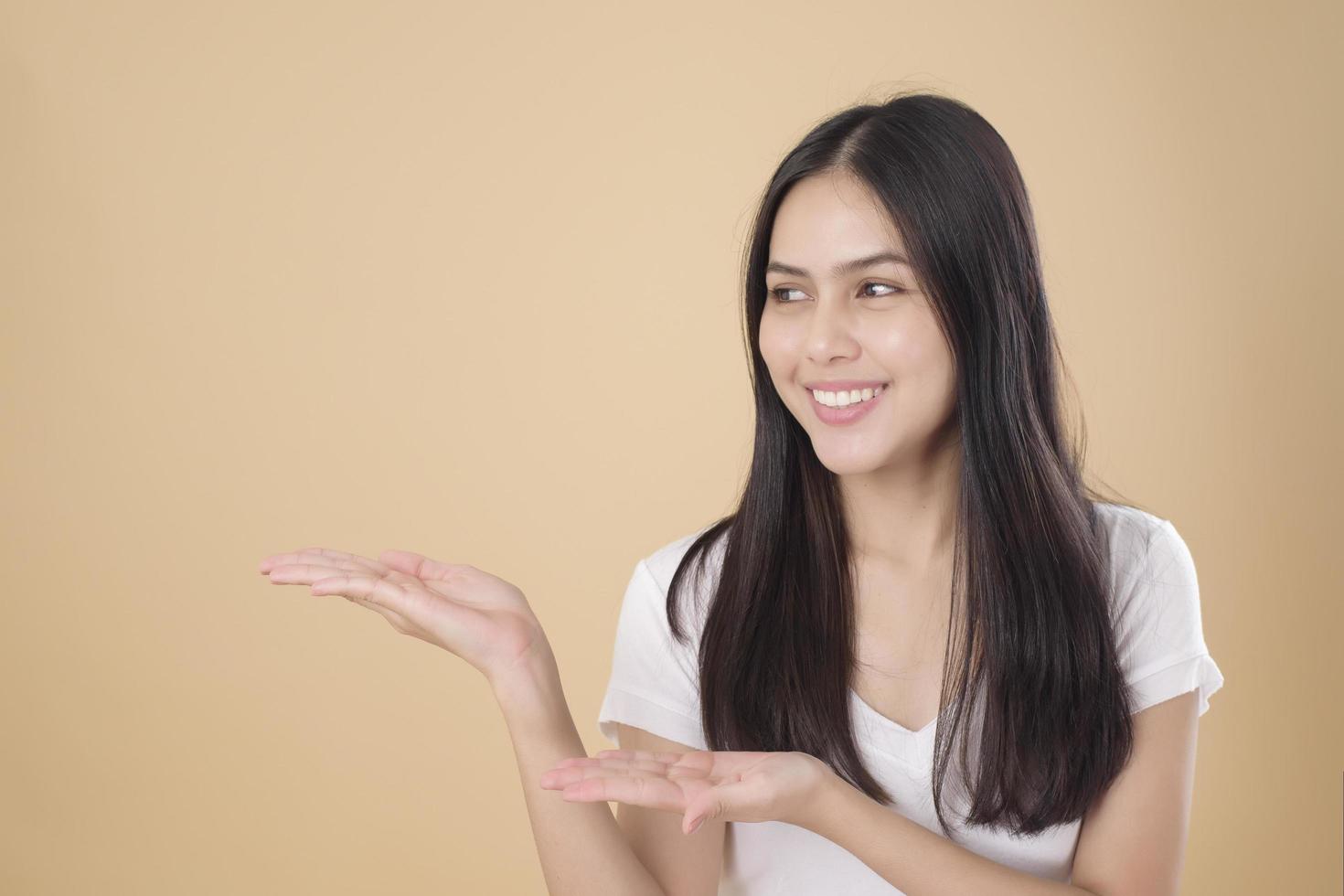 mulher jovem bonita feliz foto