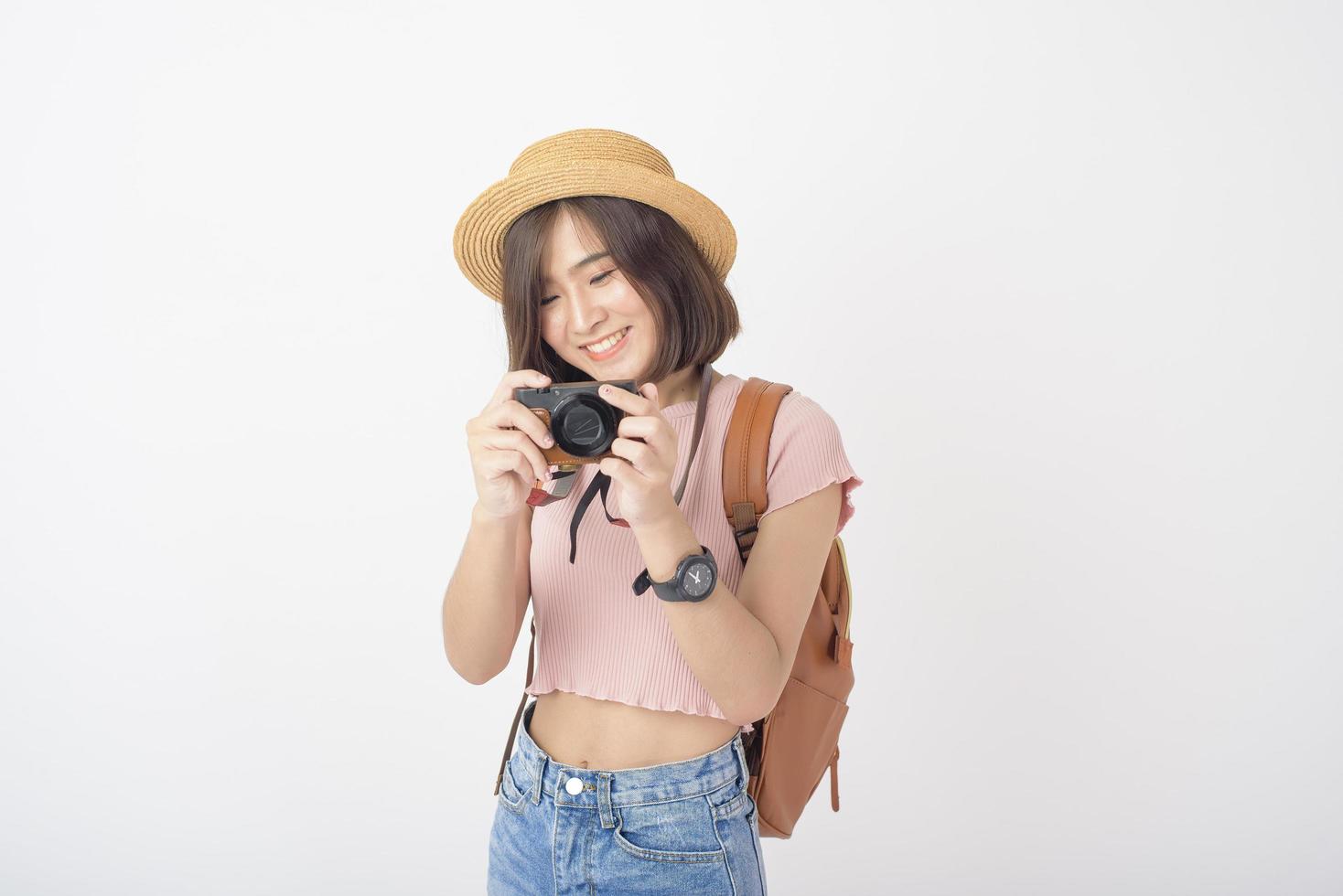 bela jovem turista asiática feliz no estúdio de fundo branco foto