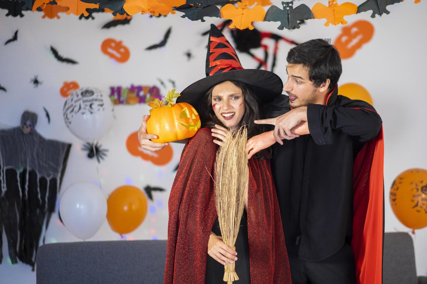 feliz casal de amor em trajes e maquiagem em uma celebração de halloween foto