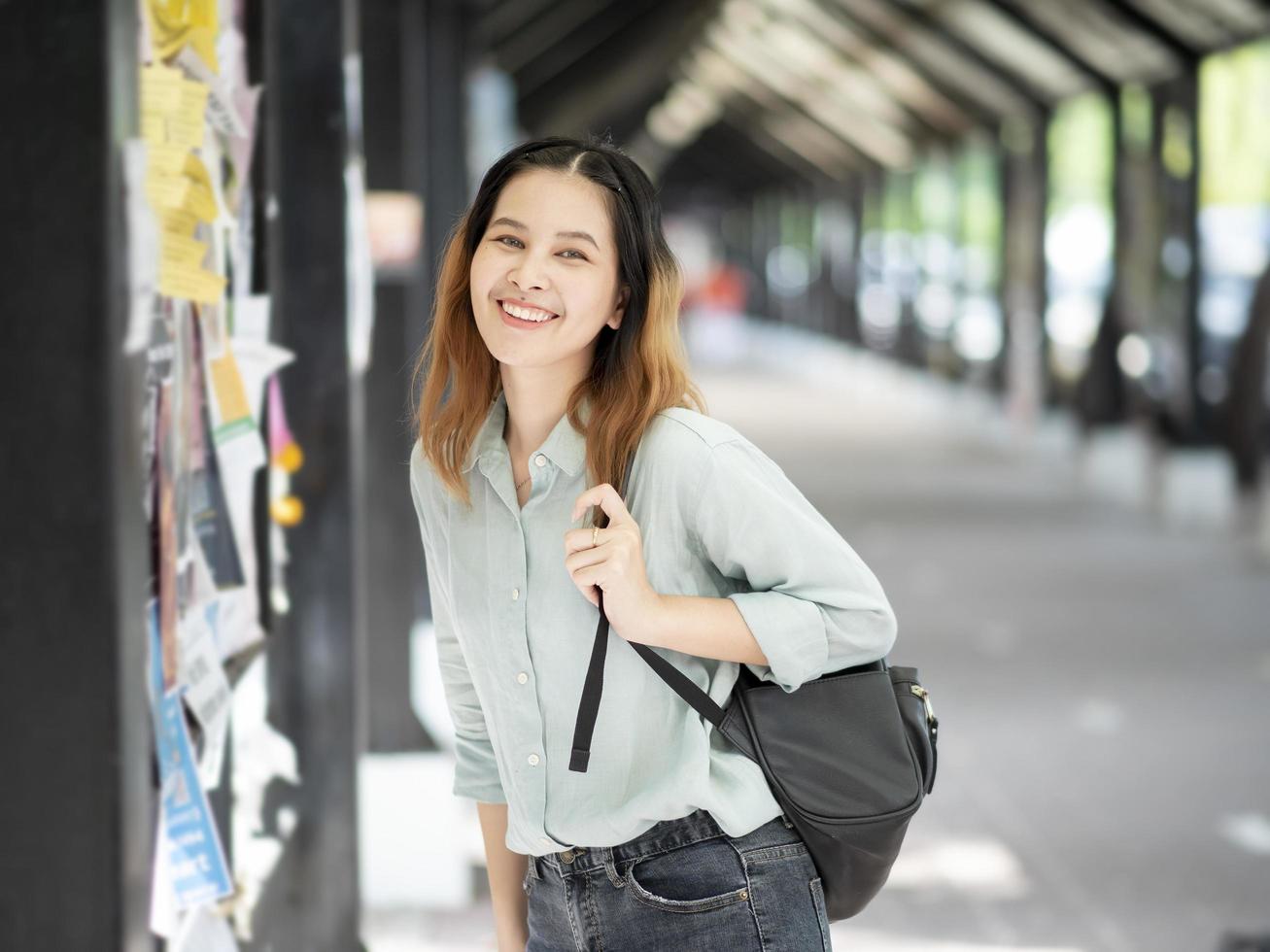 feliz jovem estudante universitário asiático. foto