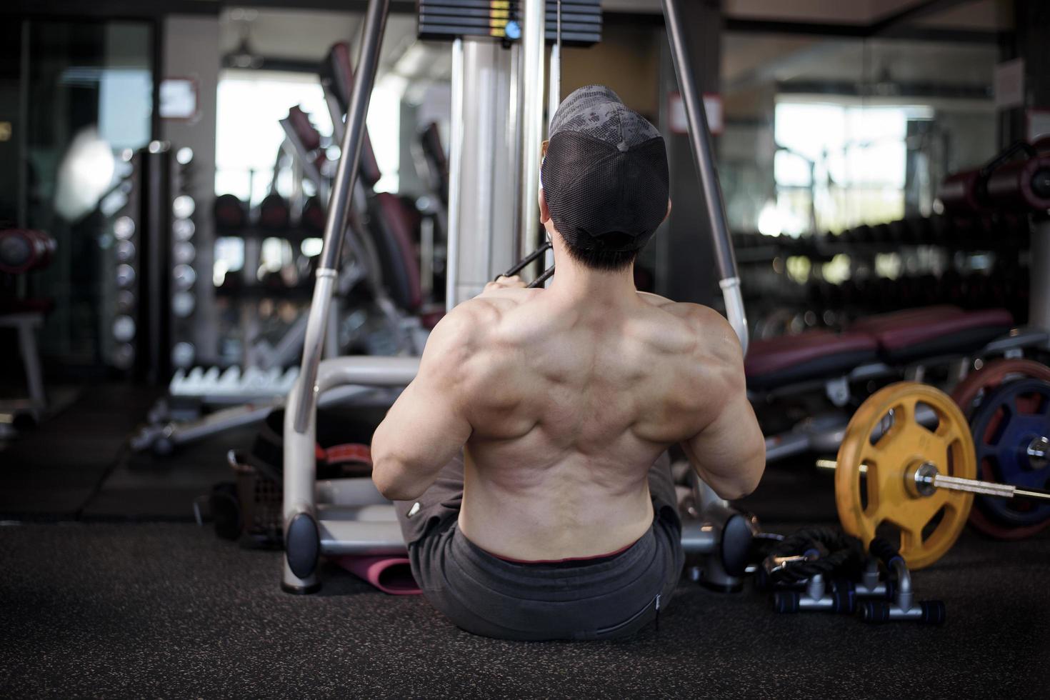 um homem de fitness malha na academia foto