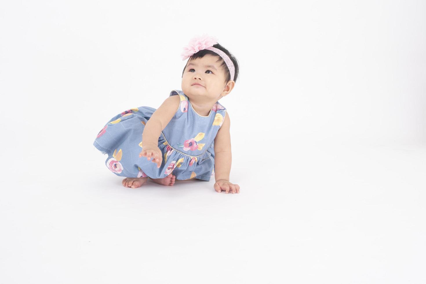 adorável menina asiática é retrato em fundo branco foto