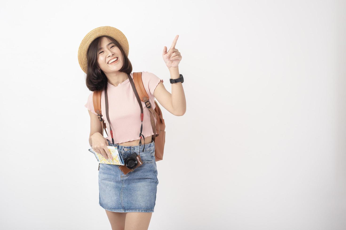 bela jovem turista asiática feliz no estúdio de fundo branco foto