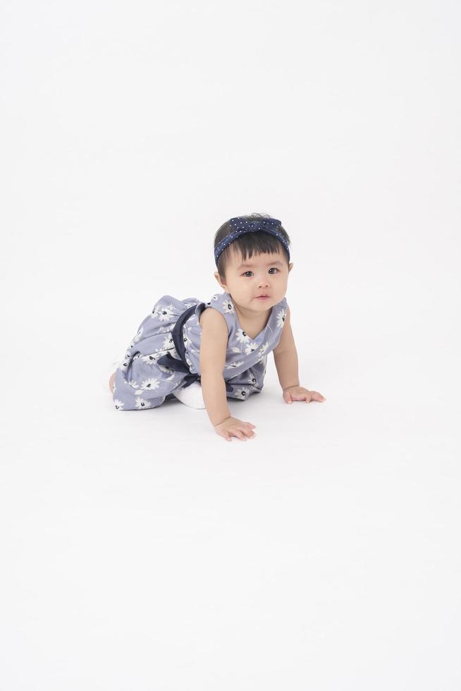 adorável menina asiática é retrato em fundo branco foto