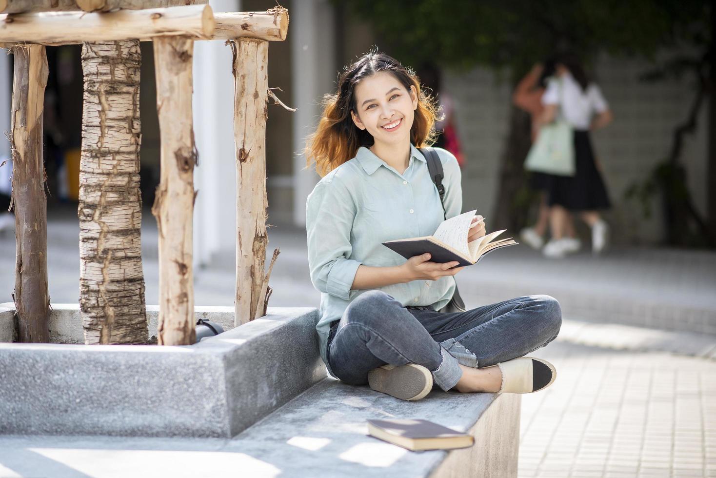 feliz jovem estudante universitário asiático. foto