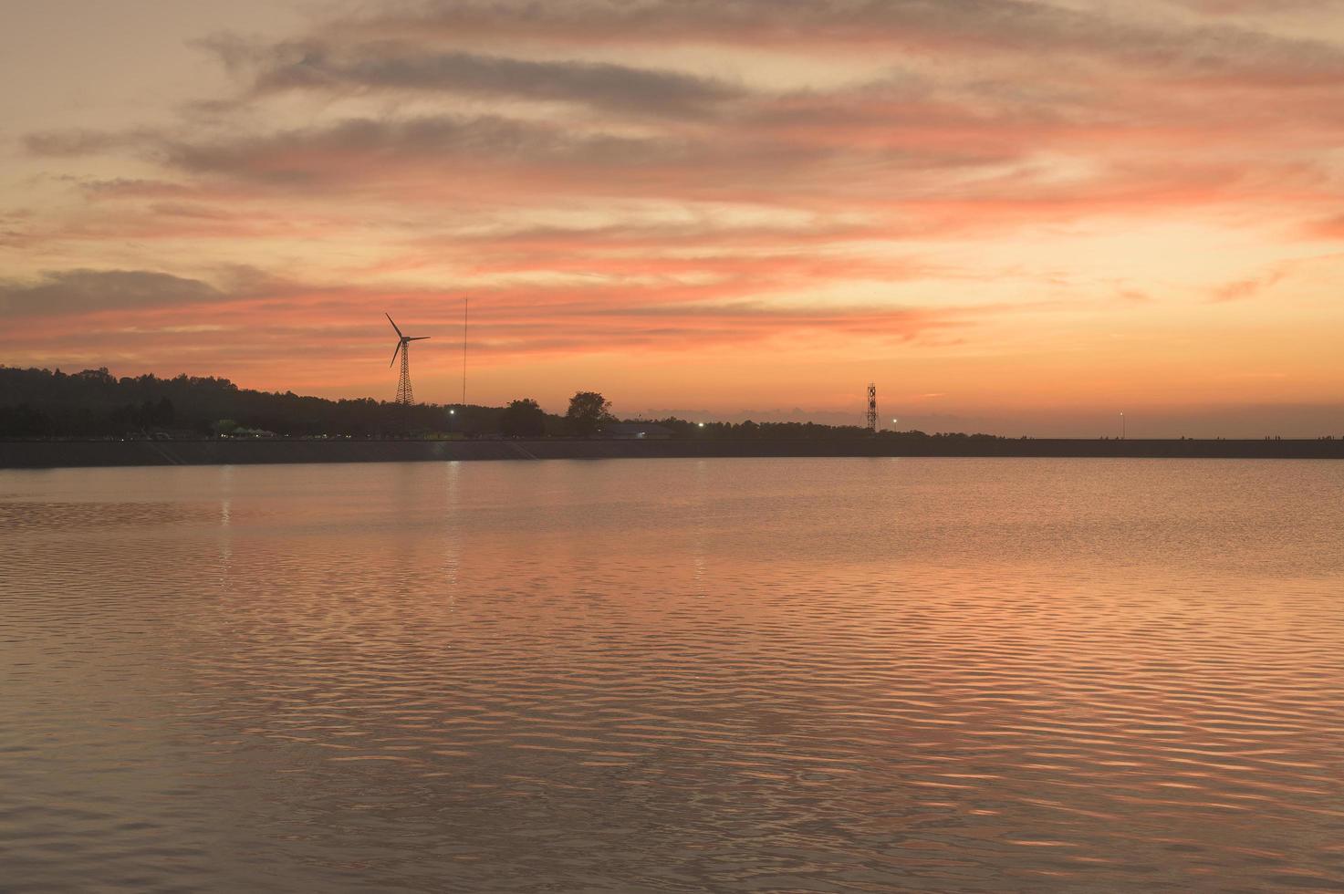 um fundo de turbinas eólicas ao pôr do sol. foto