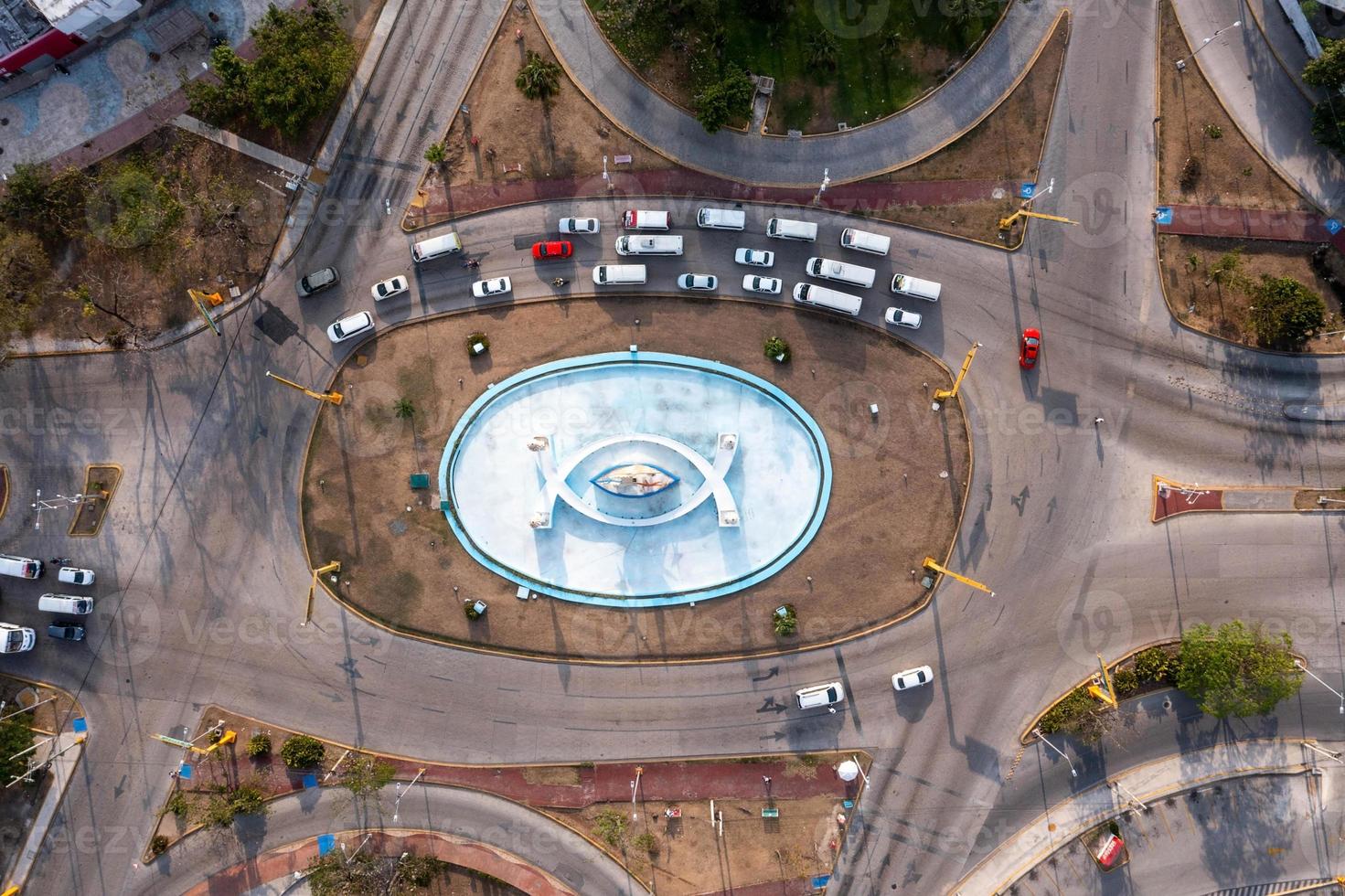 vista aérea de cima para baixo de uma rotatória de tráfego foto