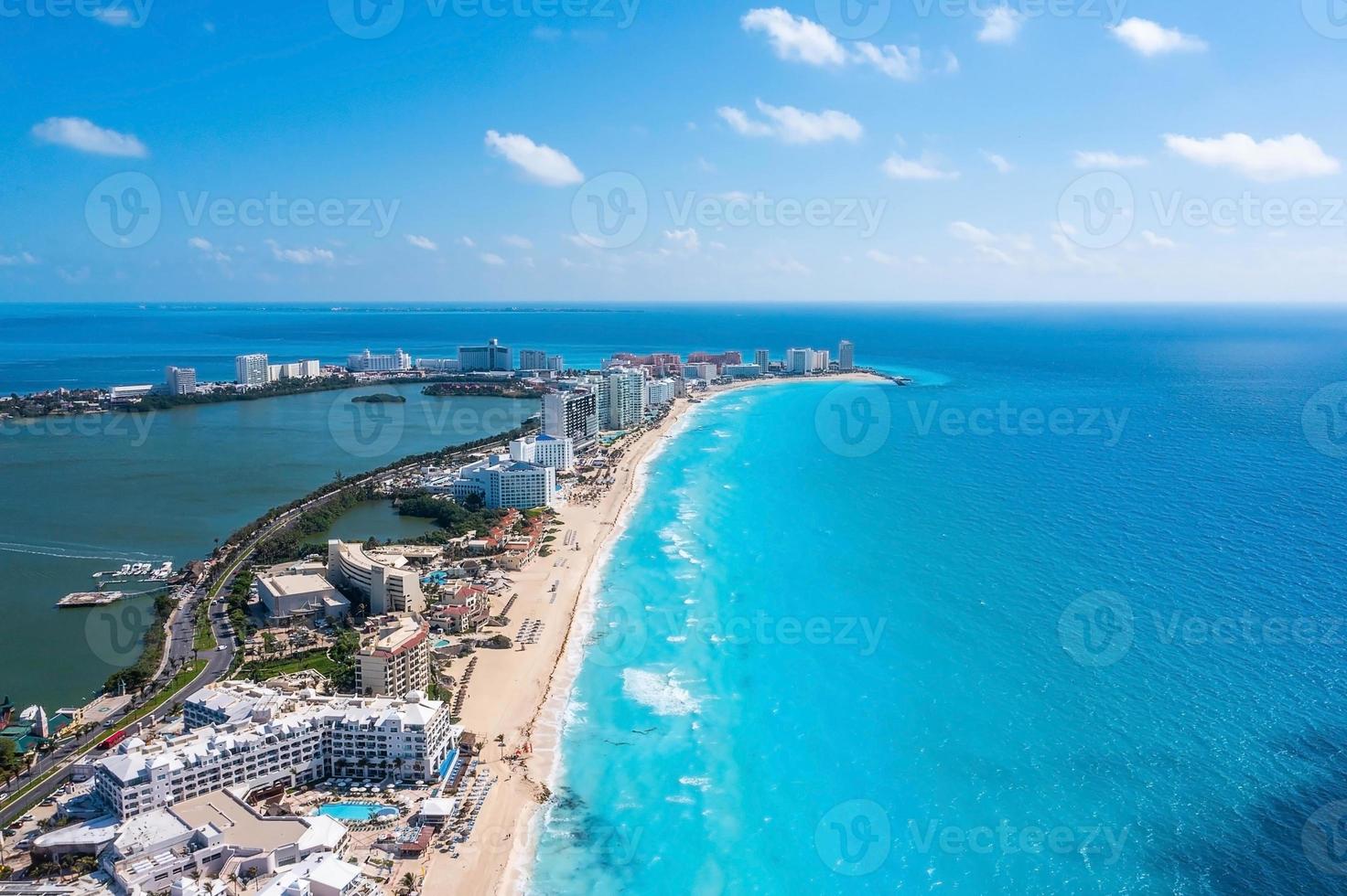 vista aérea da praia de punta norte, cancun, méxico. foto