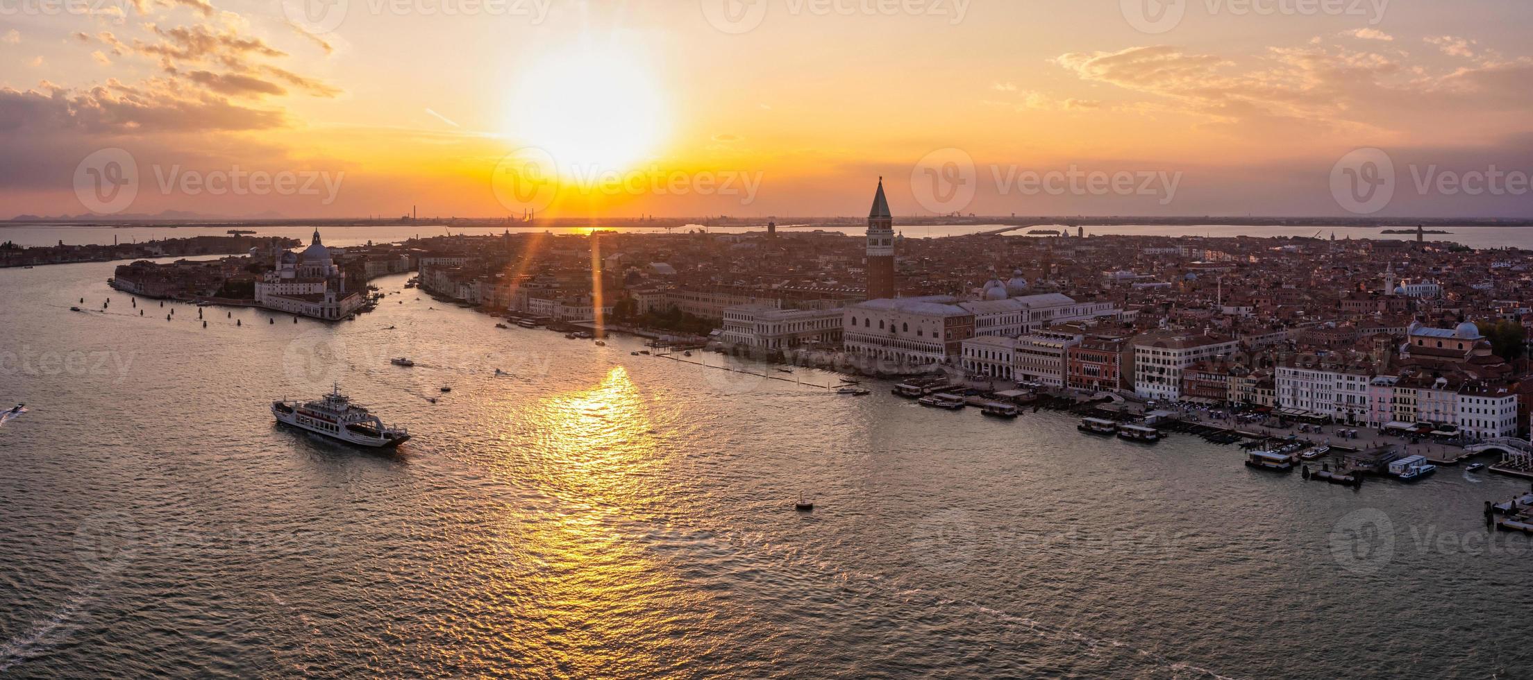 vista do pôr do sol da noite mágica sobre a bela veneza na itália. foto