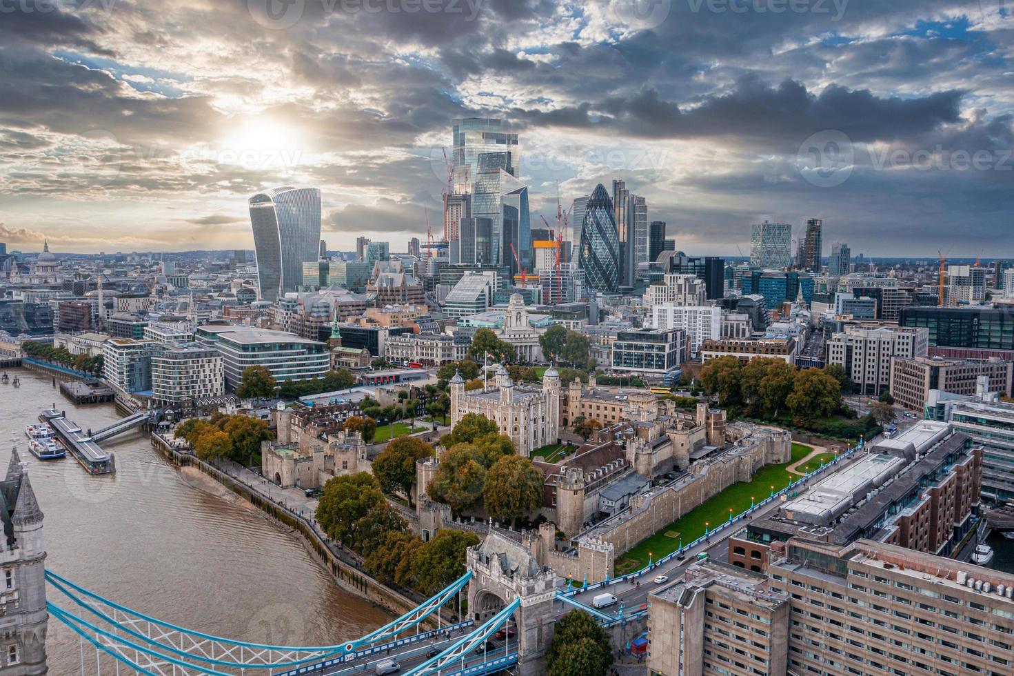 vista aérea panorâmica do pôr do sol da ponte da torre de londres e do rio tâmisa foto