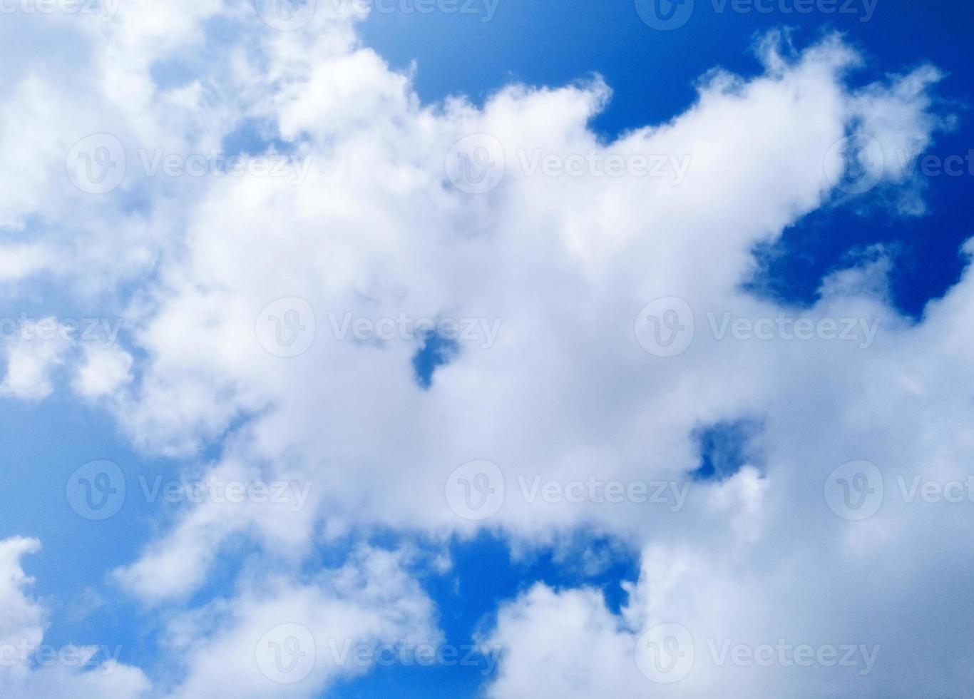 céu azul com fundo de nuvem. textura nublada. foco seletivo. copie o espaço. brincar foto