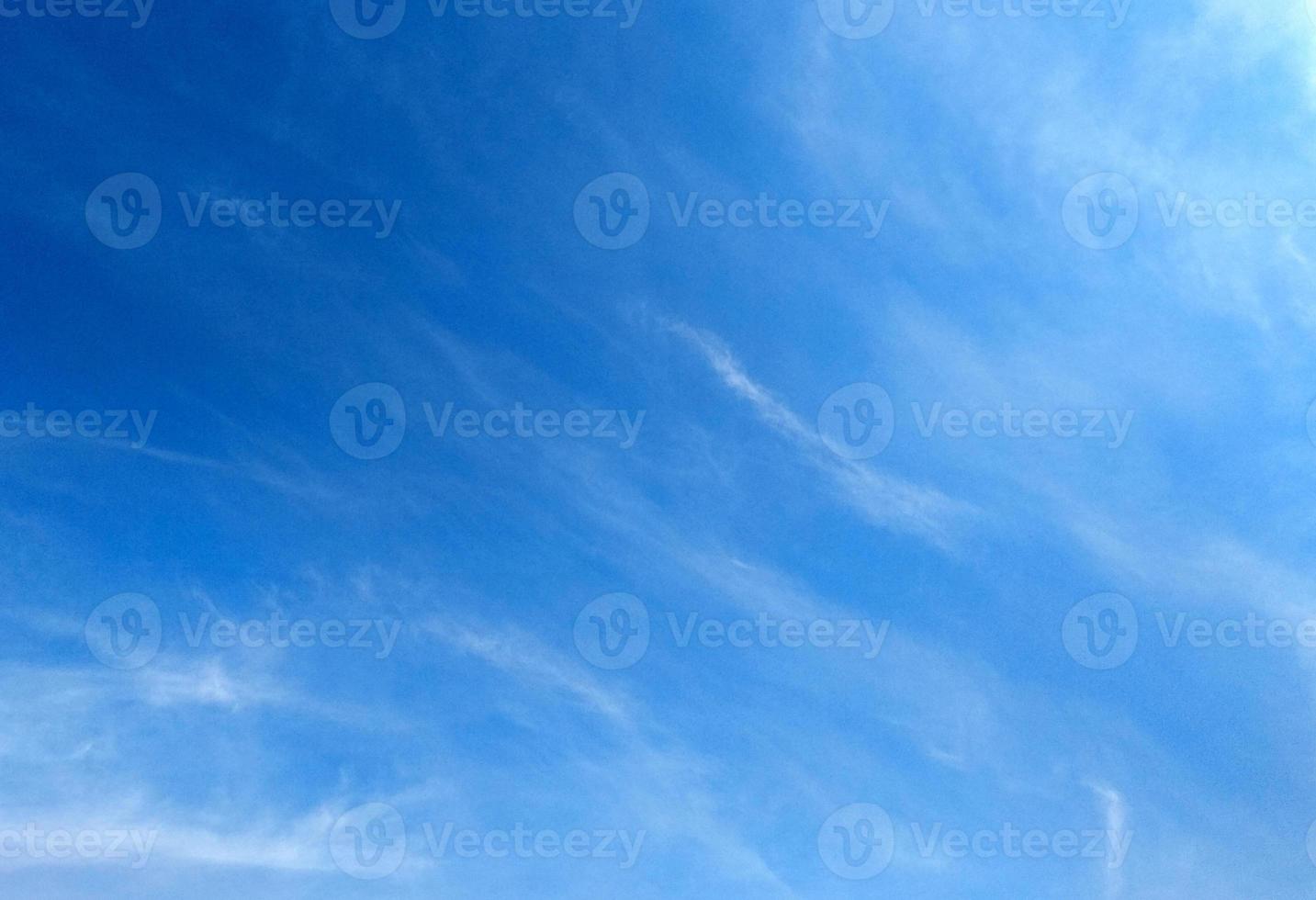 céu azul com fundo de nuvem. textura nublada. foco seletivo. copie o espaço. brincar foto