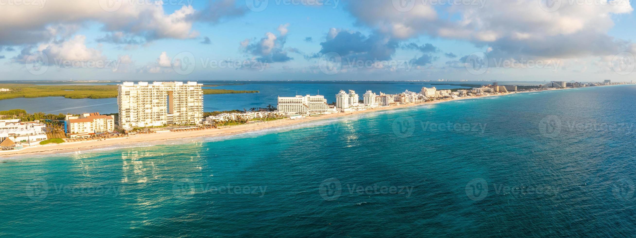 vista mágica do nascer do sol aberta sobre o mar do caribe. foto