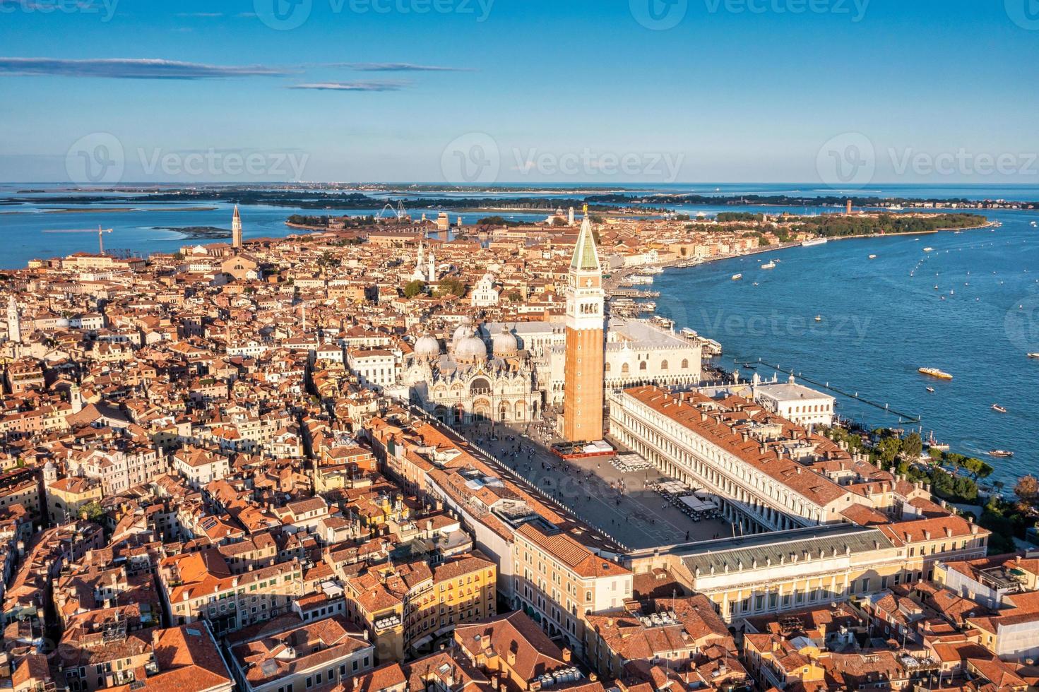 vista aérea da icônica praça san marco foto