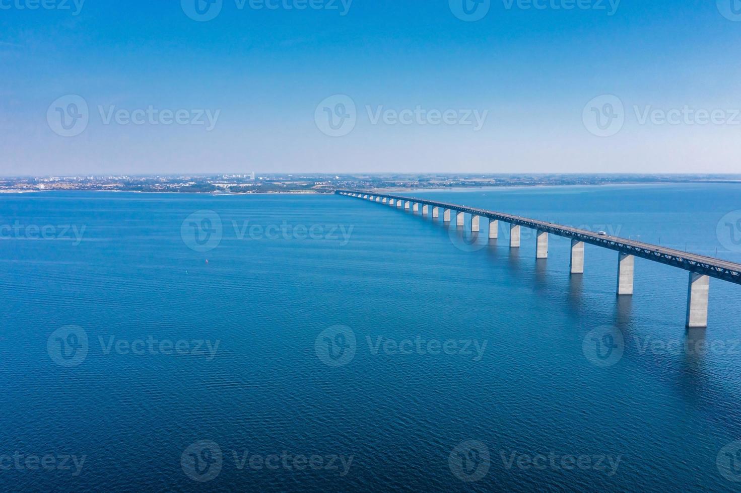 vista aérea panorâmica da ponte oresundsbron entre a dinamarca e a suécia. vista da ponte de oresund ao pôr do sol foto