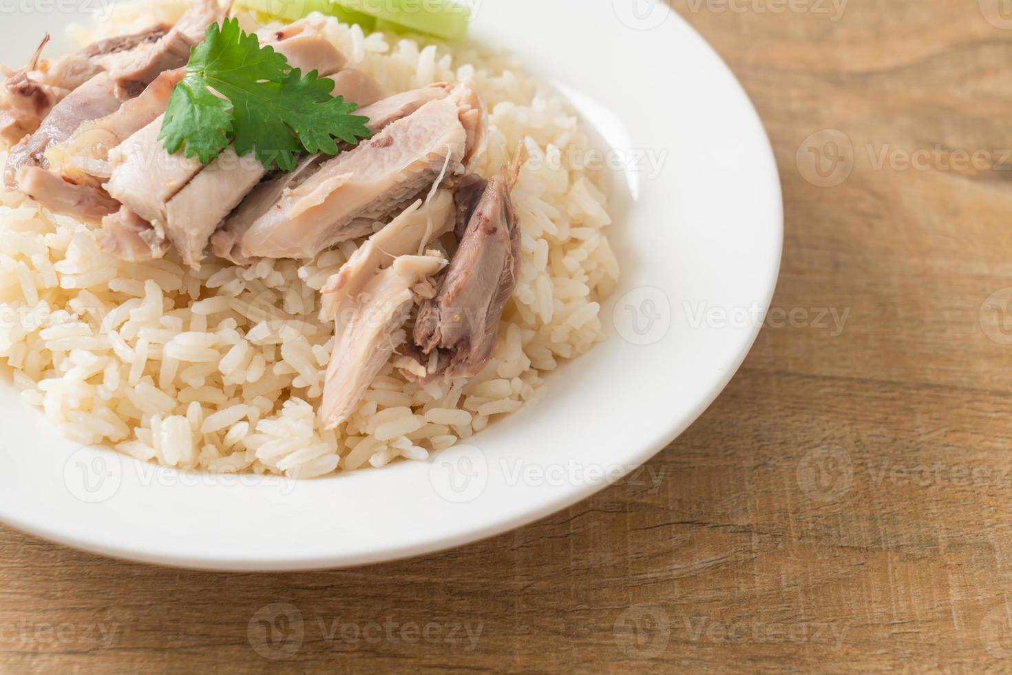 Arroz de frango hainanese ou arroz cozido no vapor com frango foto