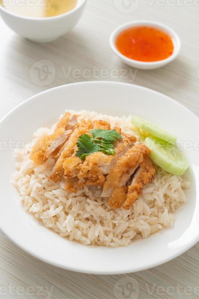 arroz cozido no vapor com frango frito ou arroz de frango hainanese foto