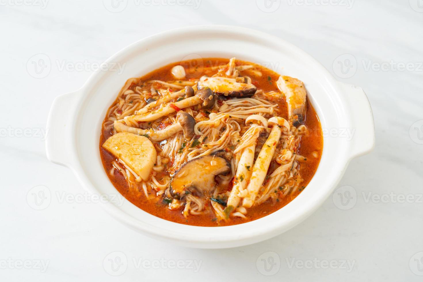 cogumelo picante frito com sopa de tom yum foto