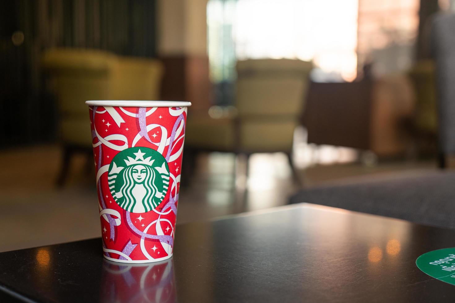 Bangkok, Tailândia - 24 de novembro de 2021 - café com bebida quente da Starbucks com tema de natal na mesa. foto