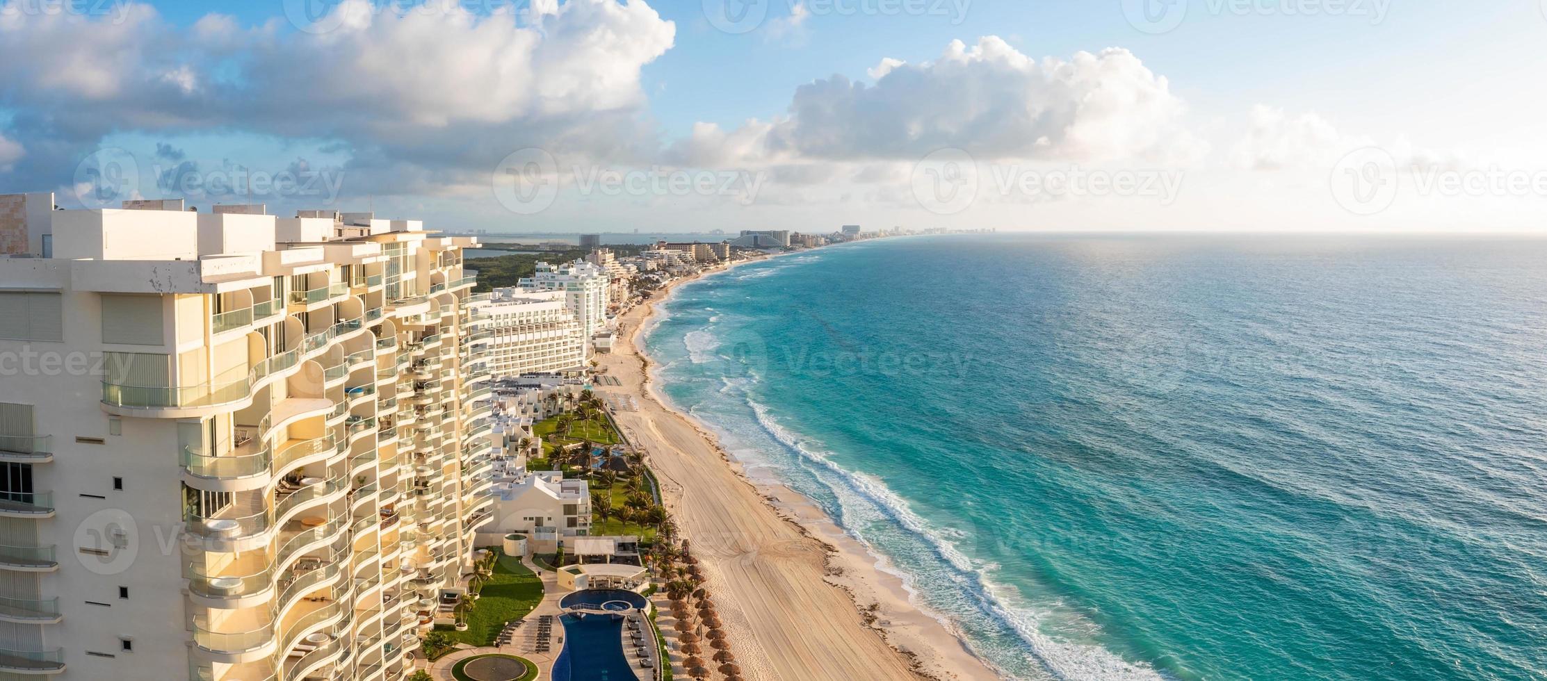 vista mágica do nascer do sol aberta sobre o mar do caribe. foto