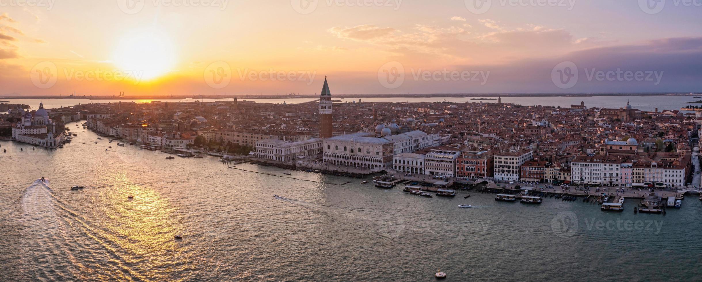 vista aérea de veneza perto da praça de são marcos foto