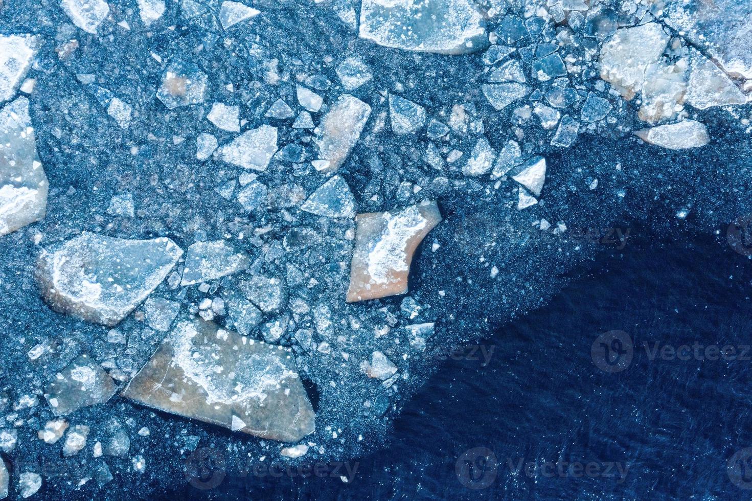 neve e gelo. quebra-gelo. iceberg. Oceano Ártico. arctica, antarctica, antarctica, água congelada, água coberta de neve com gelo. neve no gelo. resfriado. frágil. inverno. clima severo. o gelo na água. foto