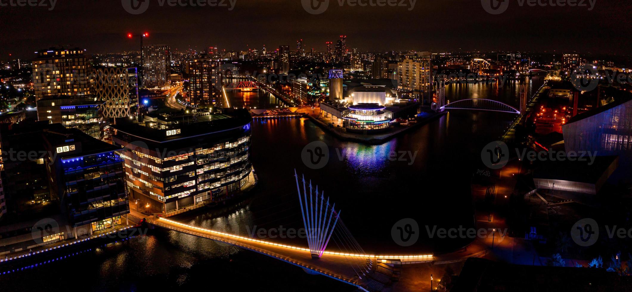 vista aérea do distrito da cidade de mídia em manchester, reino unido. foto