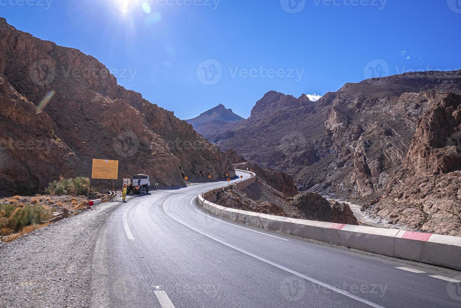 bela estrada sinuosa pelas montanhas em dia ensolarado de verão foto