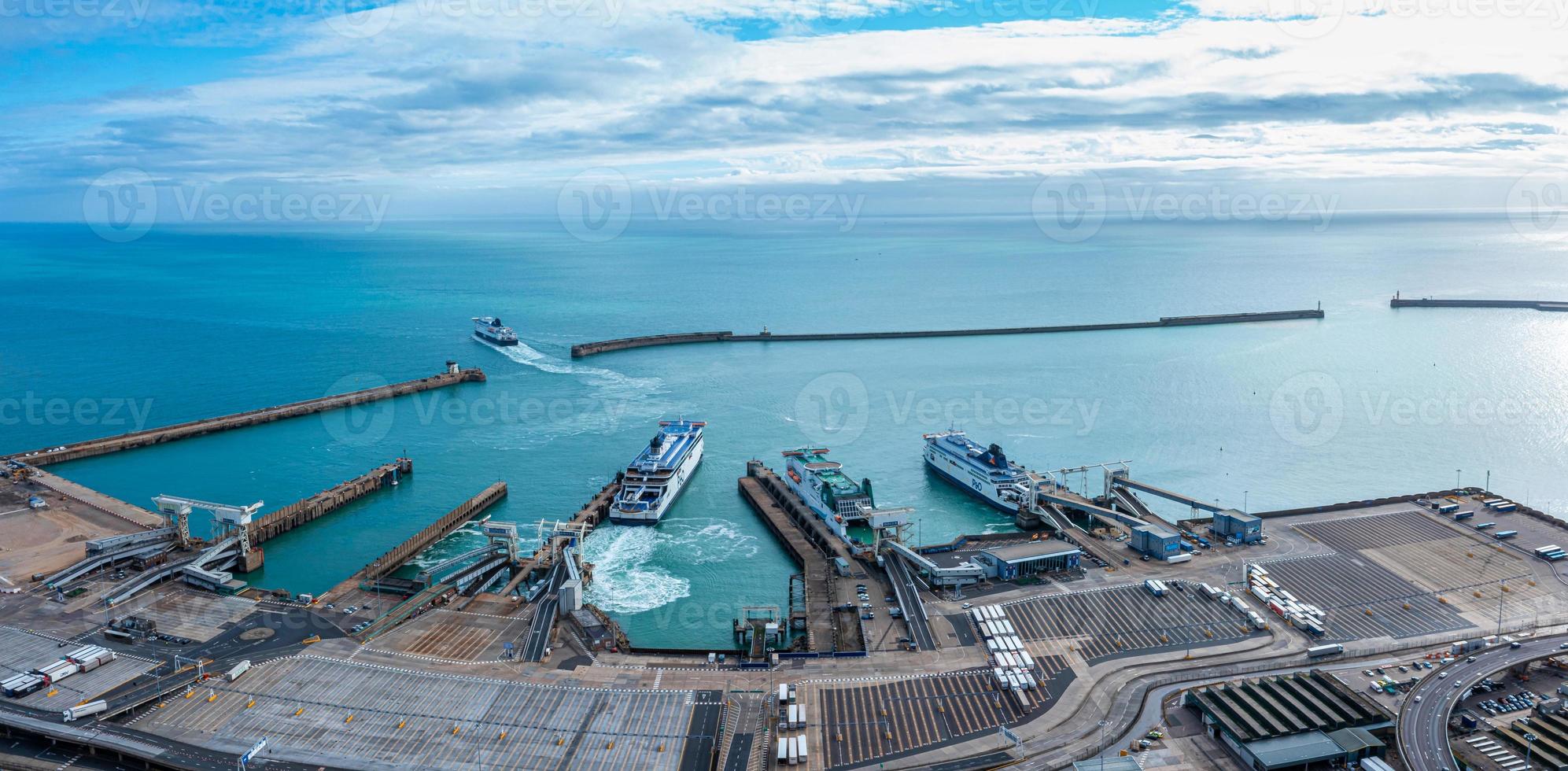 vista aérea do porto de dover com muitas balsas foto