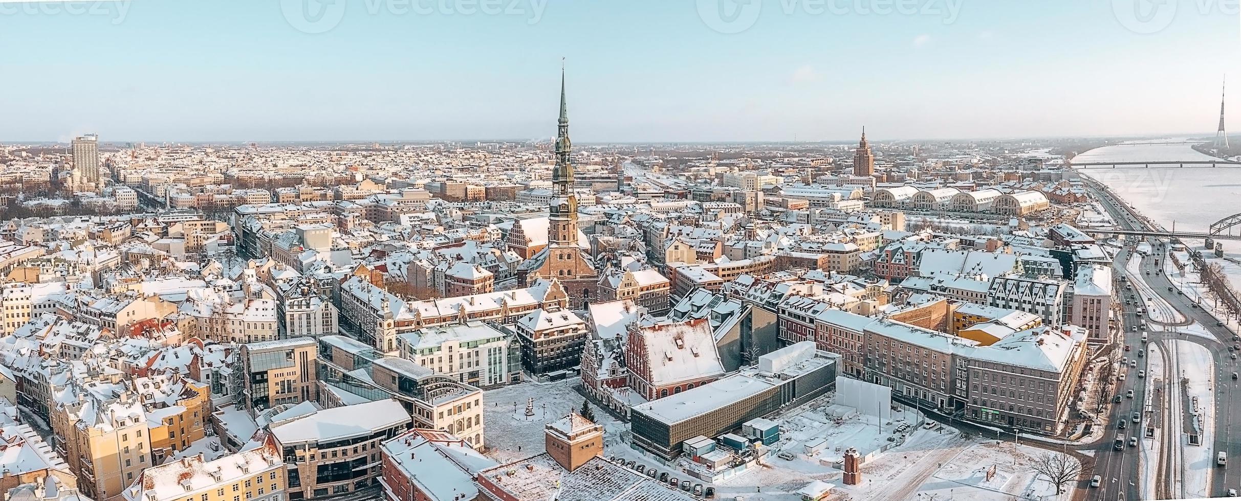 vista aérea de inverno de st. Igreja de São Pedro em Riga, Letônia. dia de inverno sobre a cidade velha de riga, letônia. foto