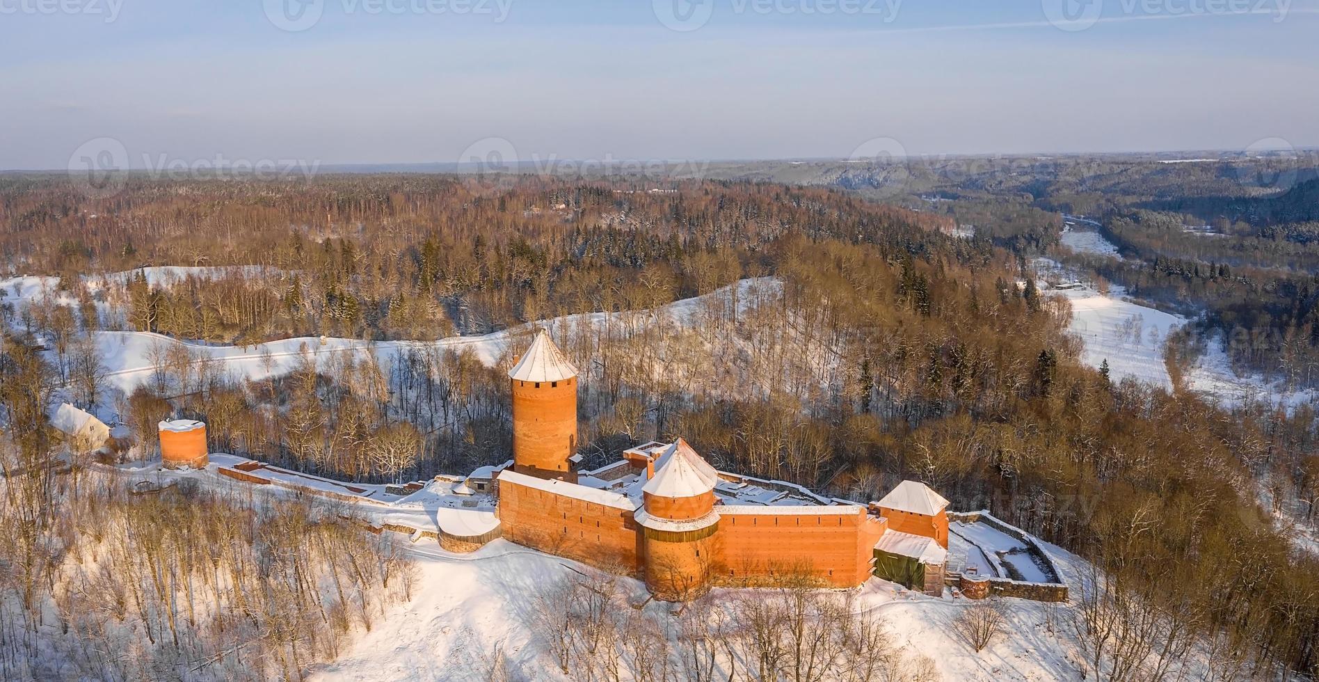 vista aérea panorâmica de inverno do castelo turaida, seu pátio reconstruído, torre e edifício de habitação, turaida, sigulda, letônia foto