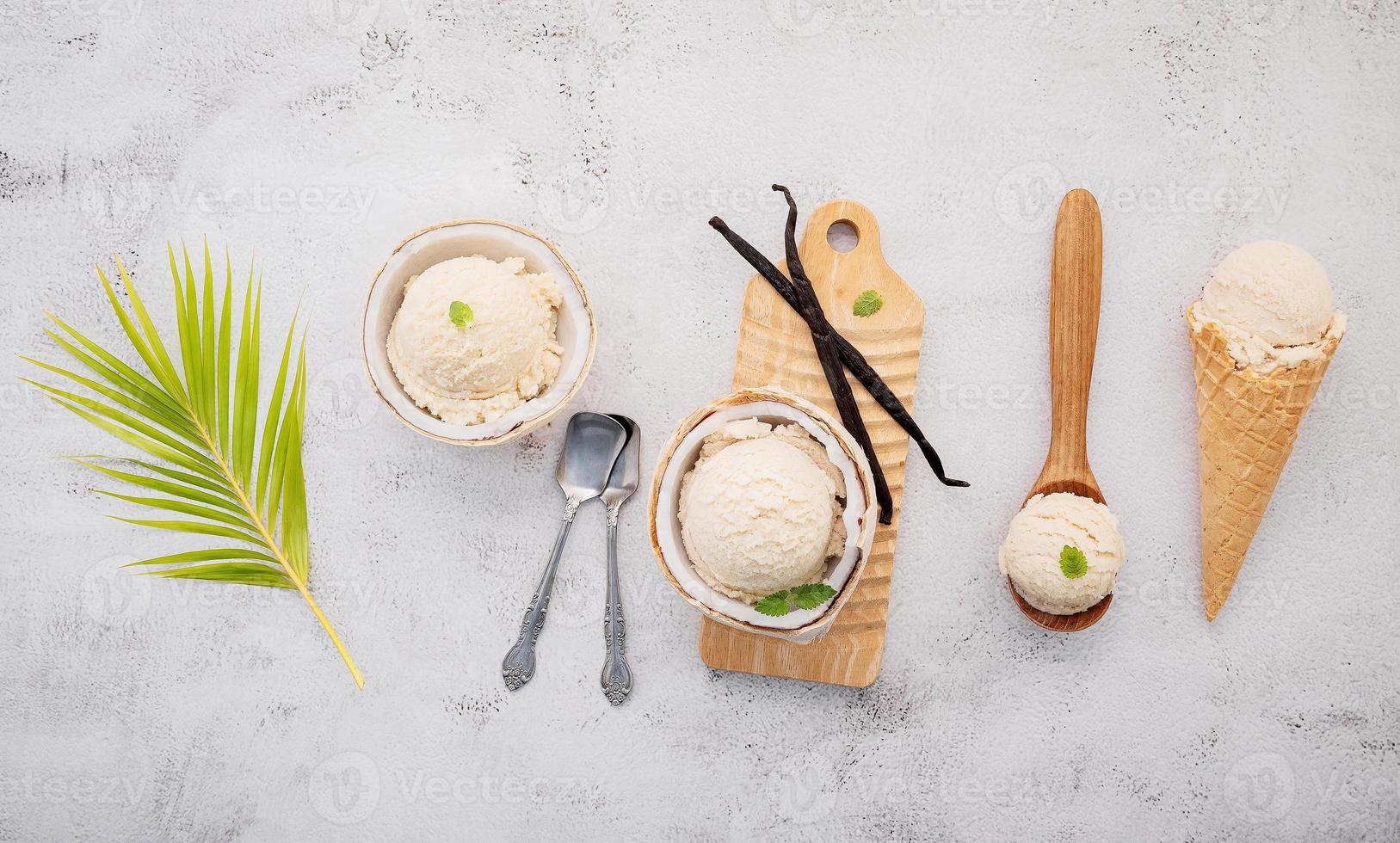 sabores de sorvete de coco na metade da configuração de coco em fundo de pedra branca. verão e conceito de menu doce. foto