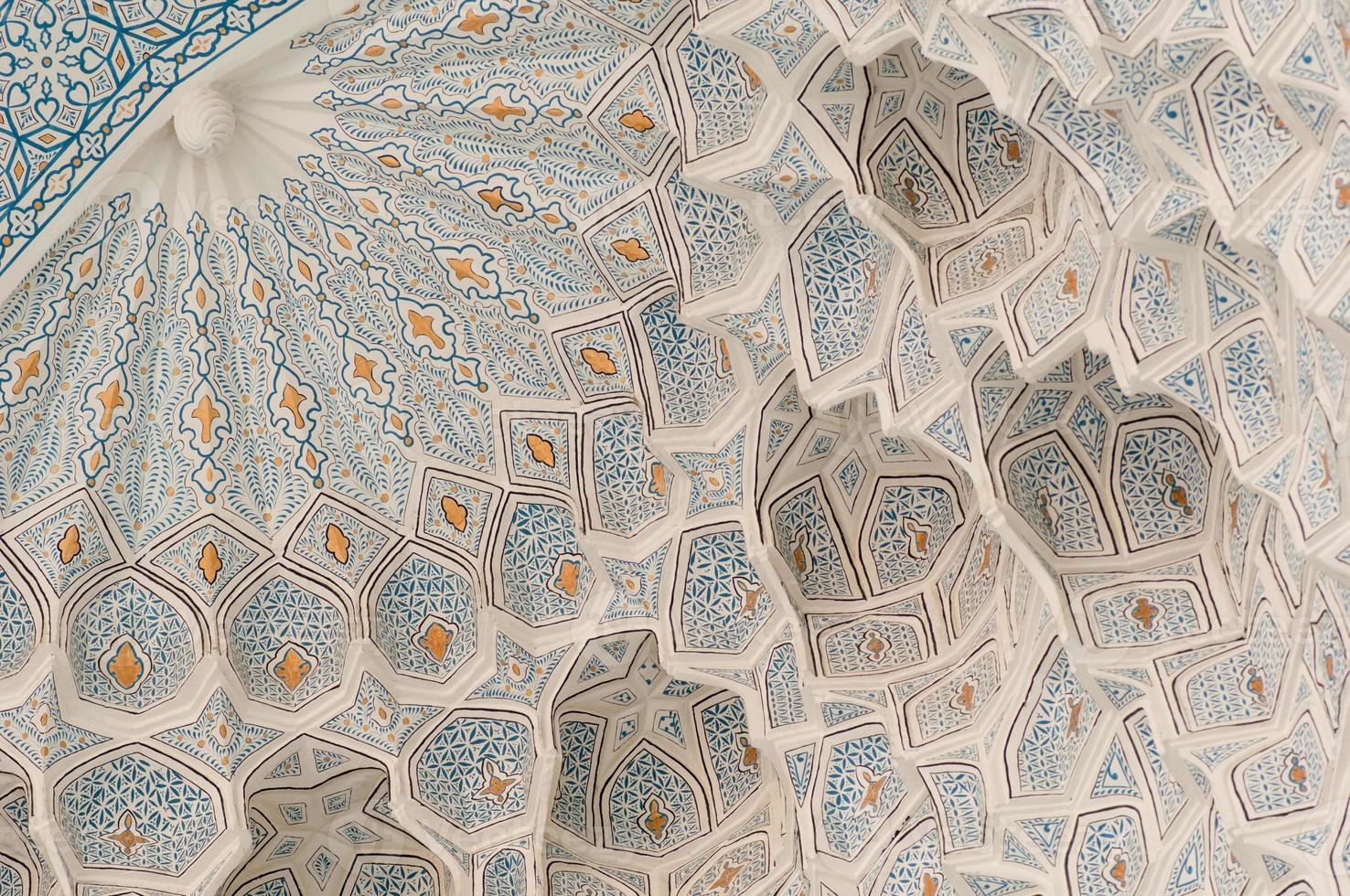 teto semicircular esculpido com ornamentos asiáticos antigos. os detalhes da arquitetura da ásia central medieval foto