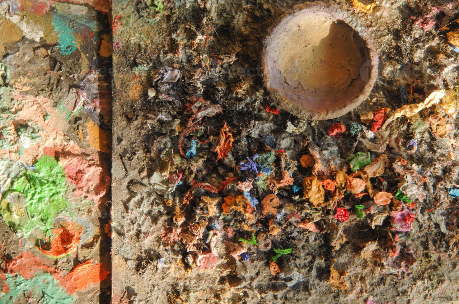 tinta seca em uma superfície de madeira. vista do topo. caos artístico e criativo do conceito foto