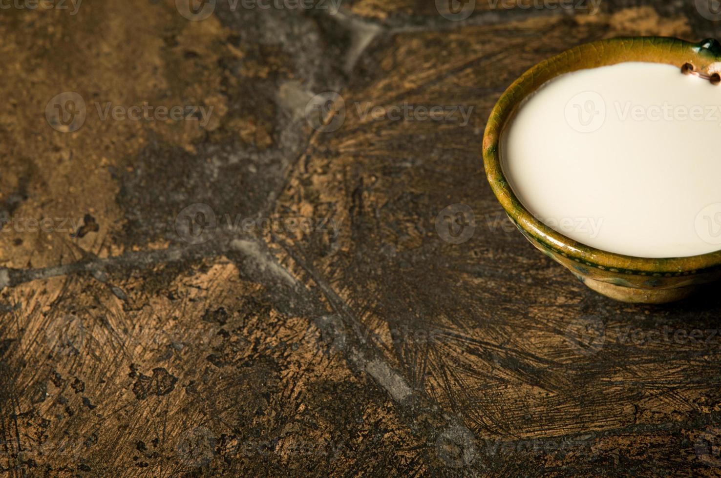 uma tigela de leite em uma velha telha antiga foto