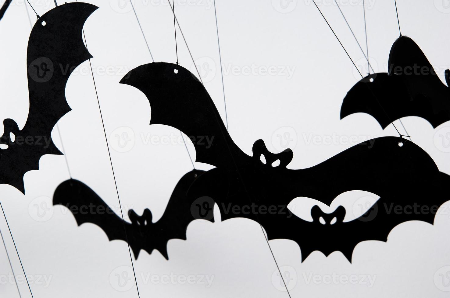 silhueta de halloween de muitos morcegos pretos em um fundo branco foto
