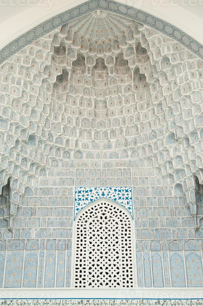 a cúpula em forma de arco em mosaico asiático tradicional. os detalhes da arquitetura da Ásia central medieval foto