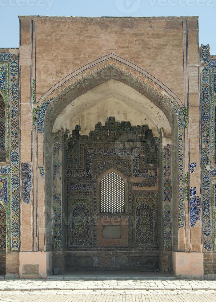 arco e porta com ornamento asiático antigo tradicional descascando. os detalhes da arquitetura da ásia central medieval foto