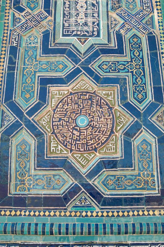 mosaico cerâmico velho asiático. elementos do ornamento oriental em ladrilhos de cerâmica foto